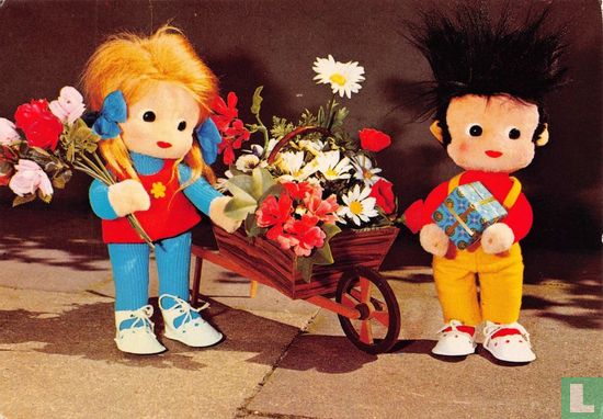 Twee kinderen met kruiwagen en bloemen en cadeautje - Image 1