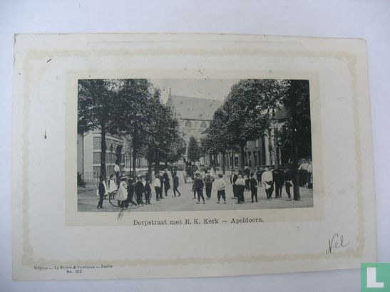 Dorpsstraat met de R.K. Kerk - Apeldoorn. - Bild 1