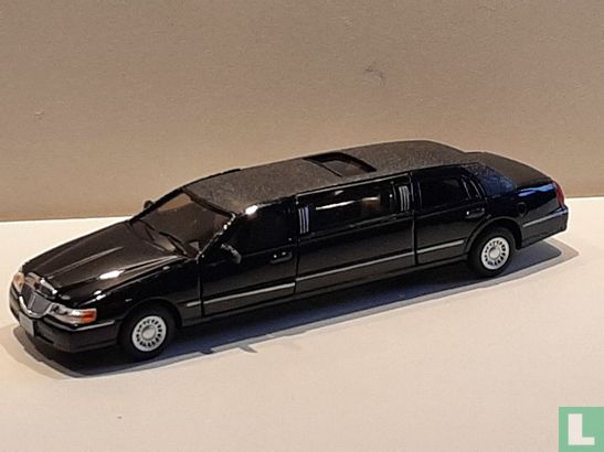 Lincoln Town Car Stretch Limousine - Image 1