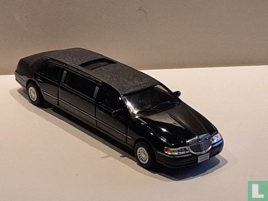 Lincoln Town Car Stretch Limousine - Image 2