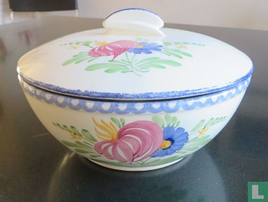 Covered dish with floral pattern - Image 1