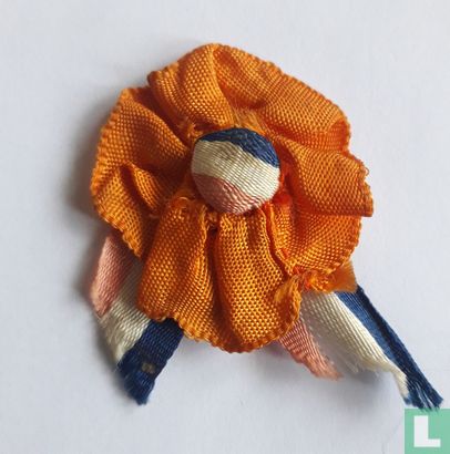Nederlandse vlag knoop op oranje rozet  - Image 1