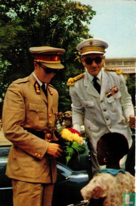 Koning neemt bloementuil, versierd met de nationale kleuren, in ontvangst - Image 1