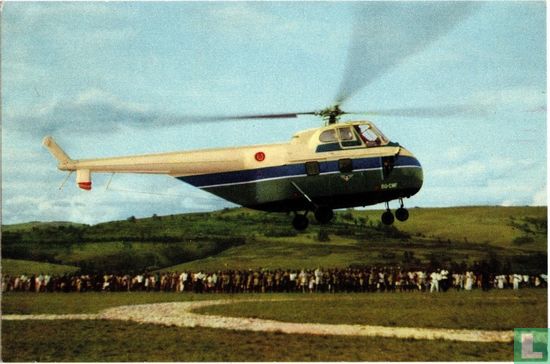 Een helicopter is bij zijn vertrek van de Koninklijke stoet vooropgevlogen en gaat landen te Kitega - Image 1