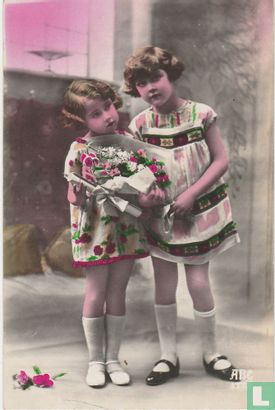 Twee meisjes met bloemen en papierrol met strik - Image 1