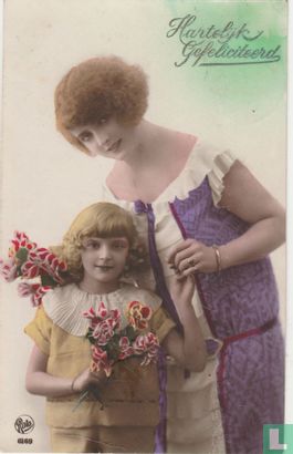 Hartelijk Gefeliciteerd - Moeder en dochter met bloemen - Image 1