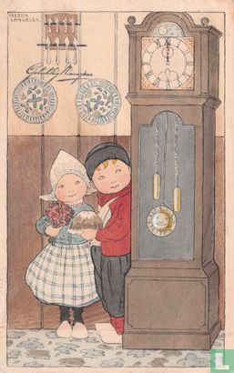 Jongen en meisje in klederdracht bij staande klok - Afbeelding 1