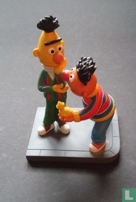 Bert en Ernie met eendje