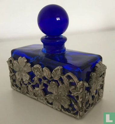 Vintage Art Nouveau parfumflesje met zilver metaal decoratie