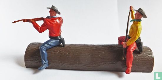 Tree trunk with cowboys - Image 2