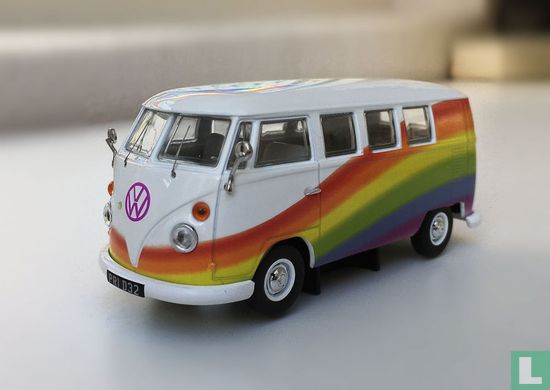 VW T1 Campervan 'Peace Love and Rainbows' - Afbeelding 1