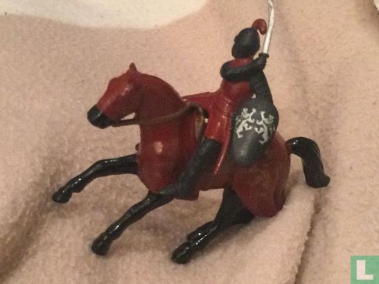 Chevalier à cheval (rouge) - Image 2