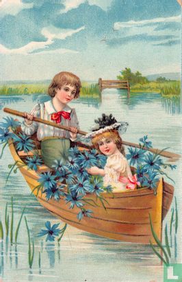 Jongen en meisje in bootje vol met blauwe bloemen - Afbeelding 1