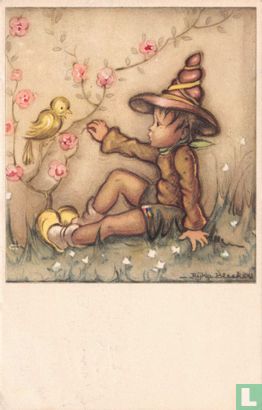 Jongen met bruine hoed zit op gras bij gele vogel - Image 1
