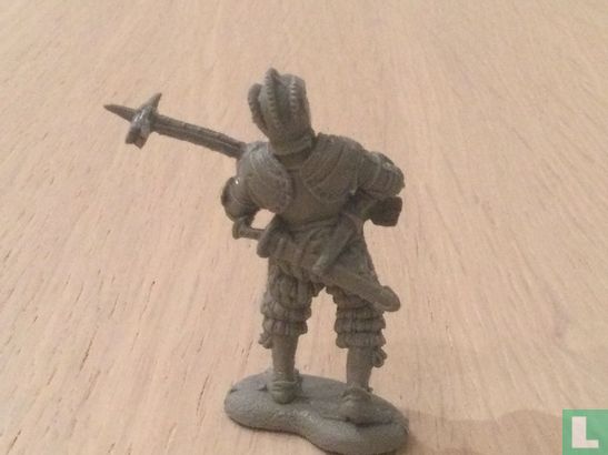 Knight with heavy battle hammer - Image 2