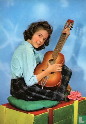 Jong meisje - zittend op kist - Speelt gitaar - Afbeelding 1