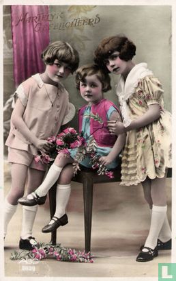 Hartelijk Gefeliciteerd - 3 Meisjes waarvan een zittend met bloemen - Image 1