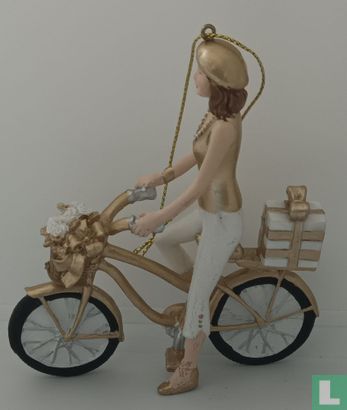 Meisje op fiets met pakje achterop - Afbeelding 3