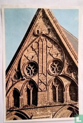 Merkwaardig in deze gotische puntgevel van de voormalige Bijloke-abdij te Gent is de geciseleerde baksteen (Oostvlaanderen) - Afbeelding 1