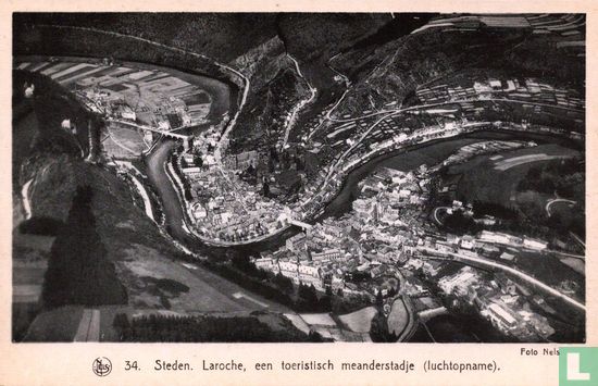Steden. Laroche, een toeristisch meanderstadje (luchtopname) - Afbeelding 1
