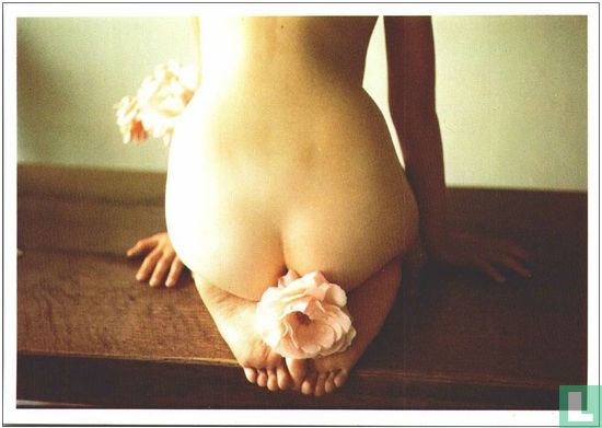 A genoux de dos nue avec une rose
