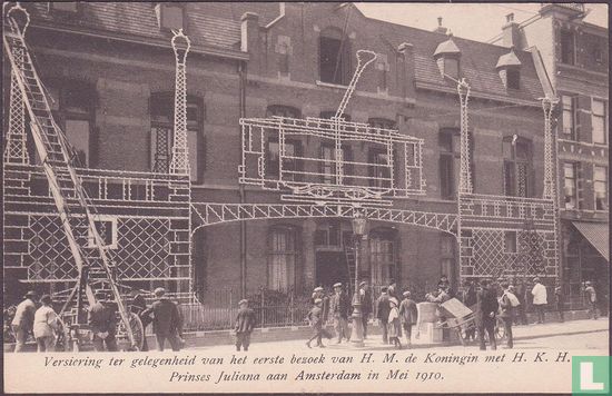 Versiering ter gelegenheid van het eerste bezoek van H.M. de Koningin met H.K.H. Prinses Juliana aan Amsterdam.