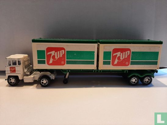 Artuculated truck 7Up
