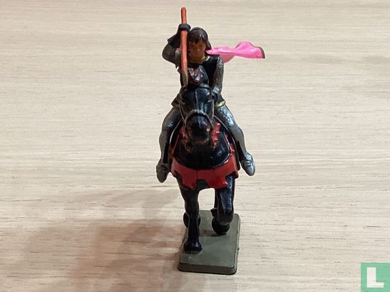 Chevalier à cheval avec lance et cape - Image 3