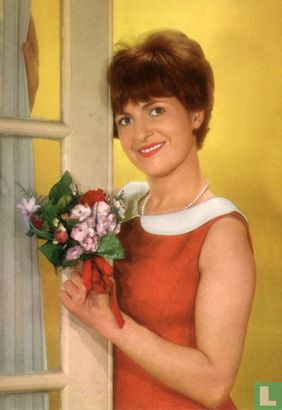 Vrouw staat bij deur - bosje bloemen in hand - Afbeelding 1