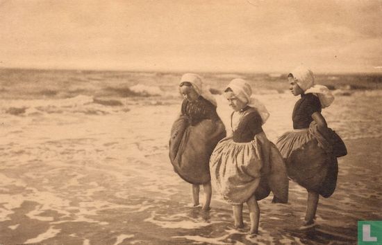 Meisjes in Zeeuwse klederdracht aan zee - Afbeelding 1