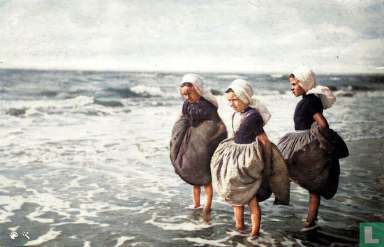 Meisjes in Zeeuwse klederdracht aan zee - Afbeelding 3
