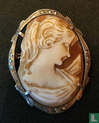 Antique carved shell cameo in a silver frame with marcasites - Afbeelding 1