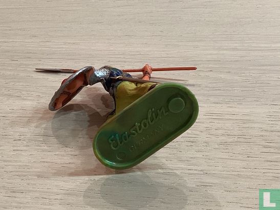 Viking attaquant avec une lance - Image 3