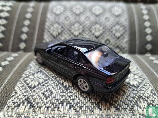 BMW 328i - Image 2