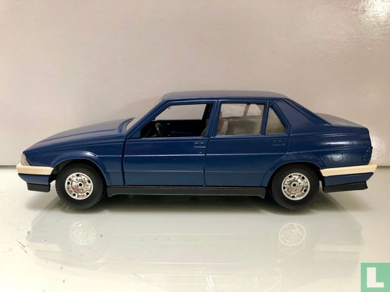 Alfa Romeo 75 - Image 4