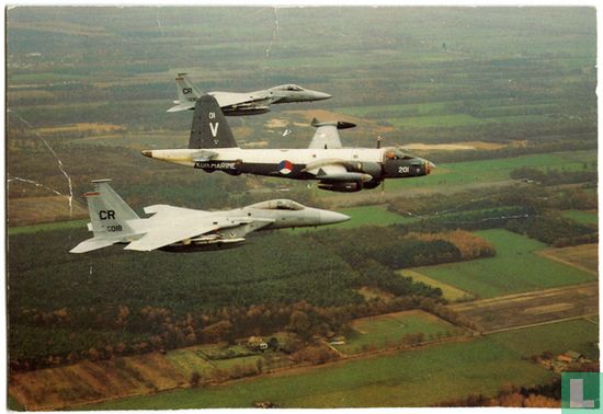 Lockheed SP-3H Neptune in formatie met twee F-15 Eagles