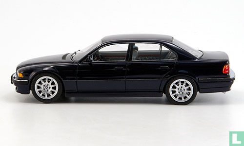 BMW 740i - Image 2