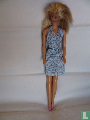 Barbie met blauwe jurk