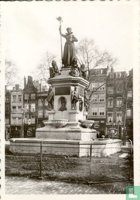 26 - Nieuwe Markt met monument 1872 (maagd van Holland)