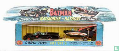 Batman's Batmobile and Batboat on trailer  - Afbeelding 1