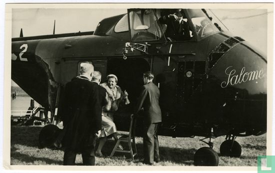 Aankomt van H.K.H. Kon. Juliana per Helicopter aan de Afsluitdijk. - Image 1
