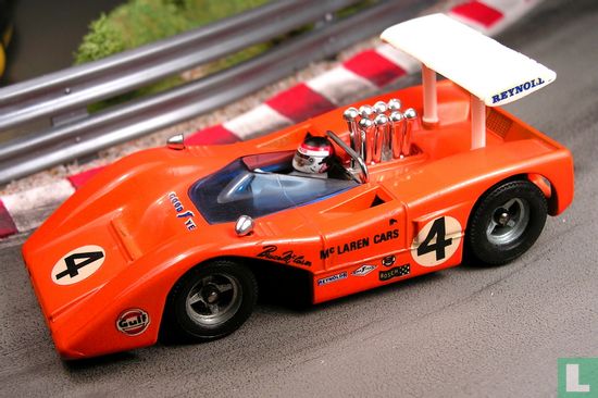 McLaren M8B