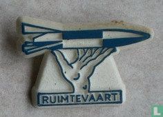 Ruimtevaart (Hand mit Modell-Rakete) [blau auf weiß]