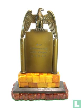 WW2 table memorial with amber cover - Afbeelding 1