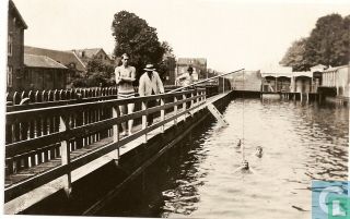Zwemschool aan de Vest bij de Spuibrug