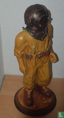 Diver Helmet garden statue - Image 1