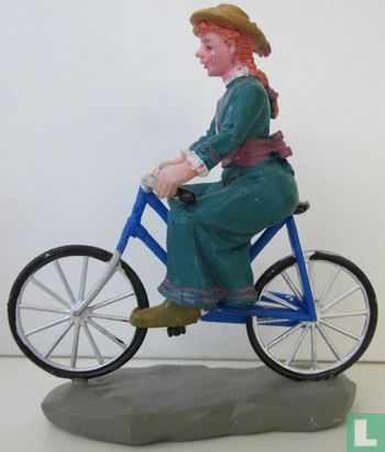 vélo en plastique avec la jeune dame dehors (Risky Business) - Image 1