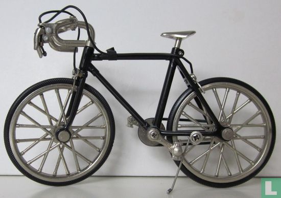 vélo de route noire - Image 1