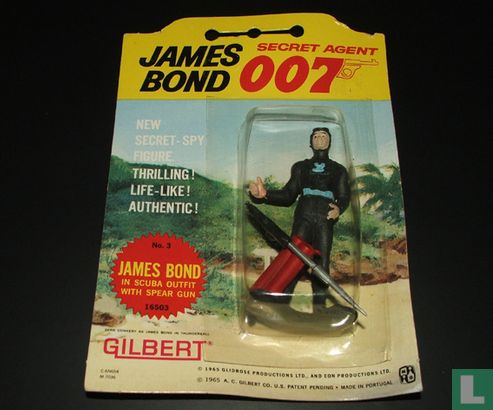 James Bond dans un équipement sous-marine avec un fusil à harpon