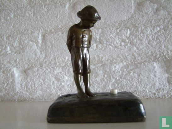 bronzen jongetje met hoedje en op blote voetjes - Afbeelding 1